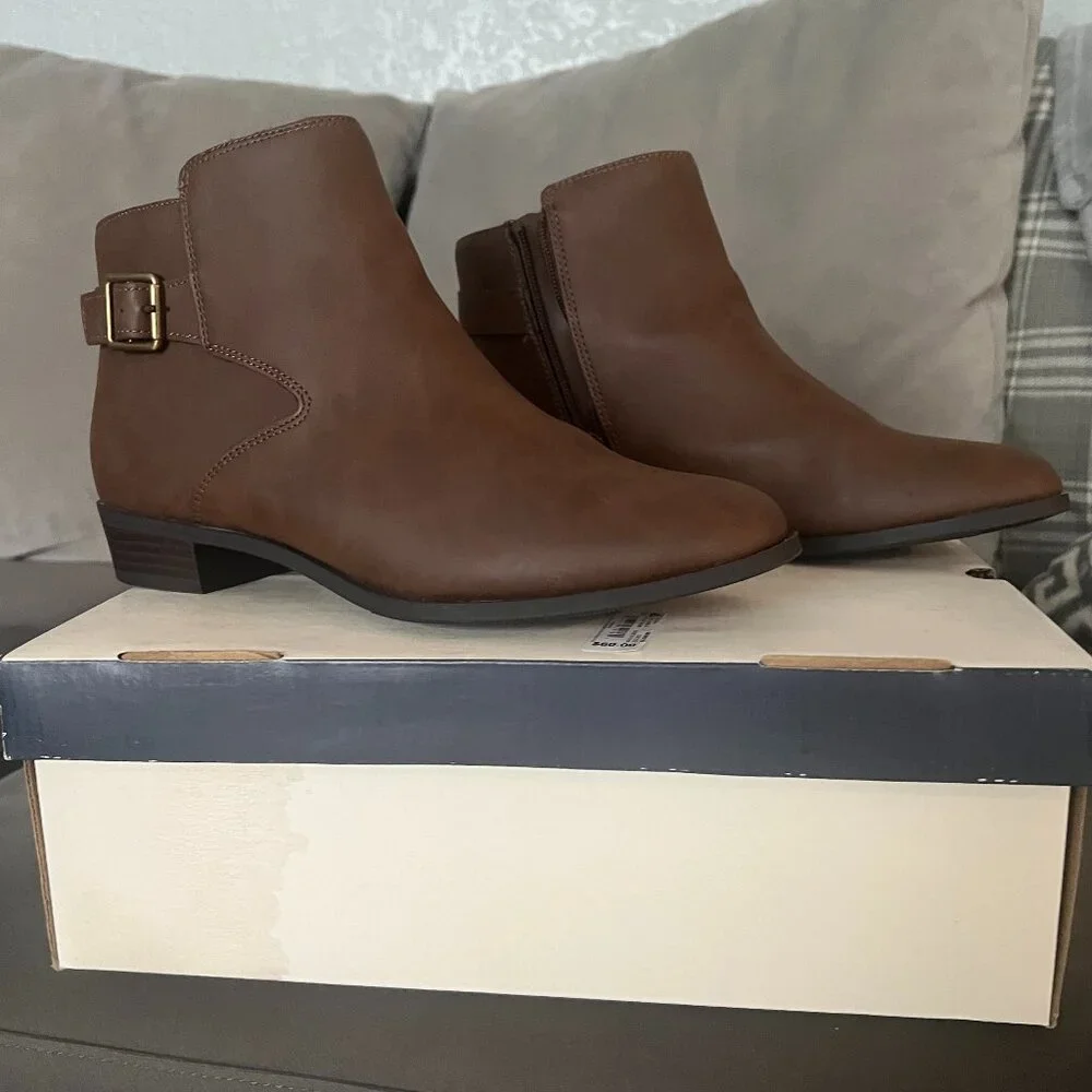 Women Ankle booties St John's Bay, color chocolate size 9. - Picture 1 of 4